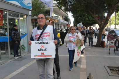 Adana’da emekliler seyyanen zam talepleri için davul çalıp mâni söyledi