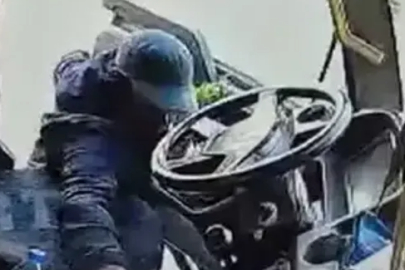 Adana’da minibüsten 4 bin lira çalan şüpheli güvenlik kamerasına takıldı