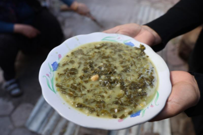 Adana’da zehirli yılan pancarı “Tırşik”e dönüşüyor: Saatlerce kaynatılıp şifalı yemeğe çevriliyor