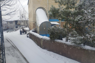 Adana’nın Tufanbeyli ilçesinde kar yağışı ilçeyi beyaza bürüdü