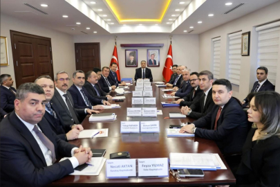 Adana Valisi Yavuz ilçelerin öncelikli ihtiyaçlarını değerlendirdi