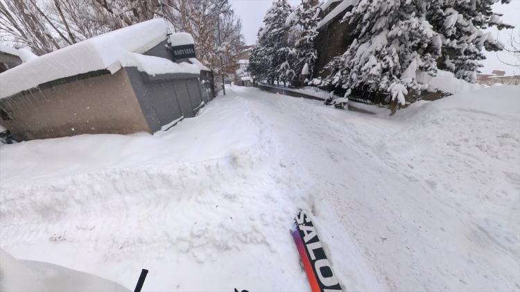 Adanalı genç diş hekiminden Erzurum sokaklarında snowboard keyfi 3