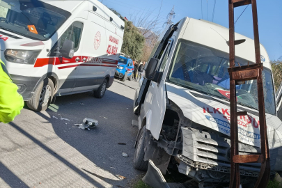 Hatay'da öğrenci servisi elektrik direğine çarptı: 4 yaralı