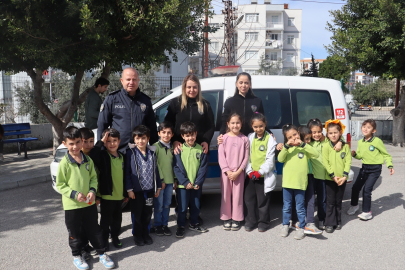 İskenderun Emniyet Müdürü Nevzat Güneş, kendisine mektup yazan öğrencilerle buluştu