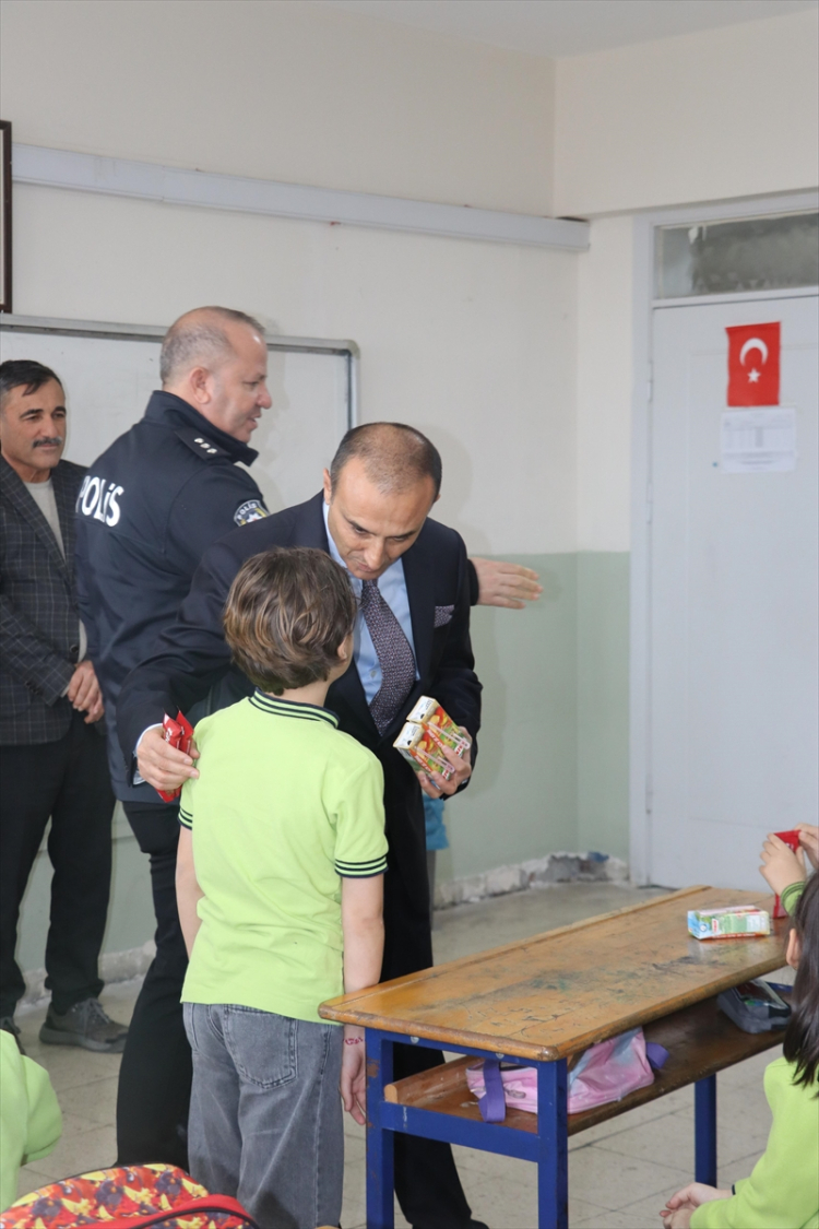 İskenderun Emniyet Müdürü Nevzat Güneş, kendisine mektup yazan öğrencilerle buluştu 2