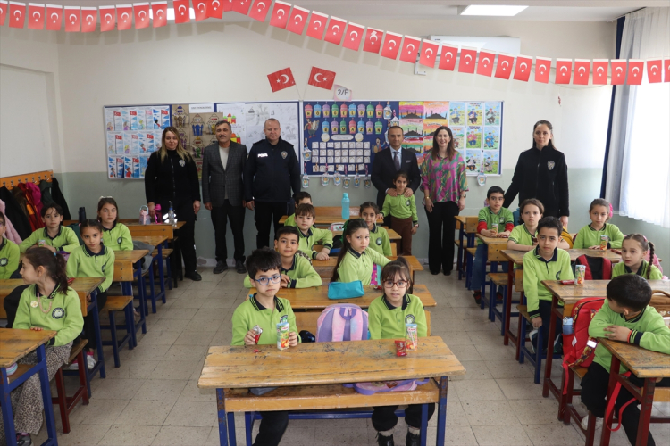 İskenderun Emniyet Müdürü Nevzat Güneş, kendisine mektup yazan öğrencilerle buluştu 3