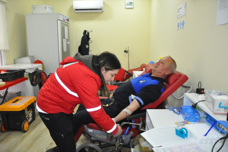 Mersinli zabıta memuru Oktay Topçu 15 yılda 50 ünite kan bağışlayarak onlarca hastaya umut oldu 4