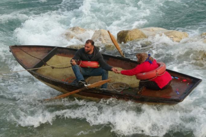 Seyhan Nehri'nde can pazarı: Ele ele tutuşup yardım beklediler