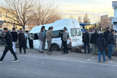 Duvara çarpan işçi minibüsünde 12 kişi yaralandı