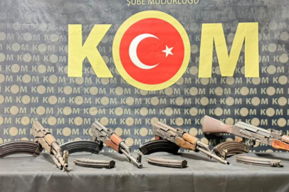Hatay’da kaçak silah operasyonu: Çuvaldan 4 kalaşnikof çıktı, 4 kişi tutuklandı