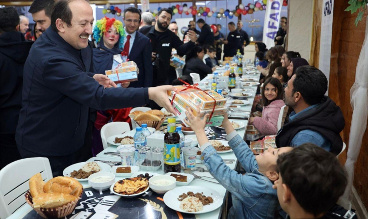 AFAD Başkanı Ali Hamza Pehlivan Hatay'da depremzede çocuklarla iftar yaptı 2