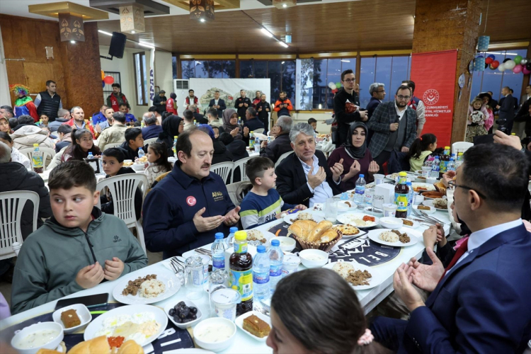 AFAD Başkanı Ali Hamza Pehlivan Hatay'da depremzede çocuklarla iftar yaptı 3
