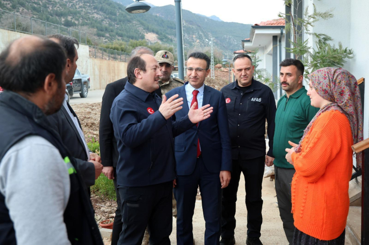 AFAD Başkanı Ali Hamza Pehlivan Hatay'da köy evlerini inceledi 2