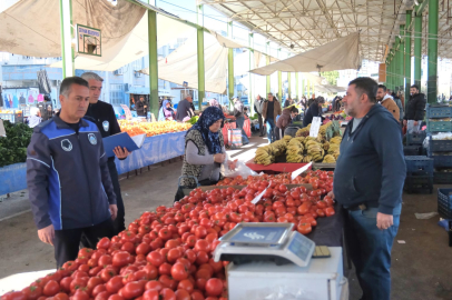 Ceyhan Belediyesi zabıta ekipleri, vatandaşların güvenli alışverişi için sahada