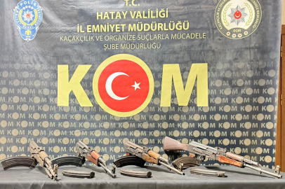 Hatay'da kalaşnikof operasyonu: Polisten kaçarken yola attıkları çuvaldan cephanelik çıktı