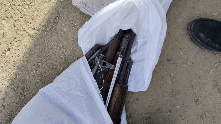 Hatay'da kalaşnikof operasyonu Polisten kaçarken yola attıkları çuvaldan cephanelik çıktı 2