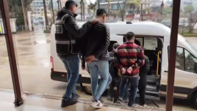 Hatay'da kalaşnikof operasyonu Polisten kaçarken yola attıkları çuvaldan cephanelik çıktı 3