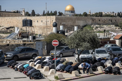 İsrail'in kısıtlamaları nedeniyle Mescid-i Aksa'da cuma namazı sadece vakıf yetkililerince kılındı