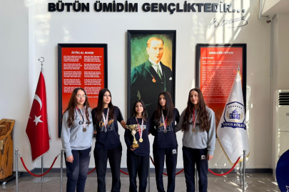 İstanbul Lider Koleji öğrencilerinden Adana'da çifte voleybol zaferi