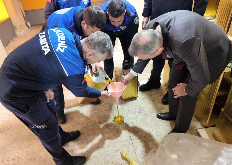 Mersin’de depoda 4,5 ton sahte zeytinyağı ele geçirildi  2