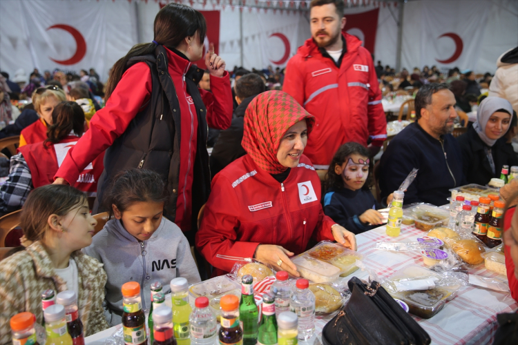 Türk Kızılay Hatay iftar programında Fatma Meriç Yılmaz depremzedelerle buluştu 2