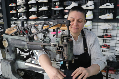 Adana’da eşine yardım için başladı, ayakkabı tamirciliğinde usta oldu