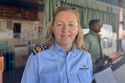 Dalgaların arasında bir kadın: Dev gemileri limana güvenle o getiriyor