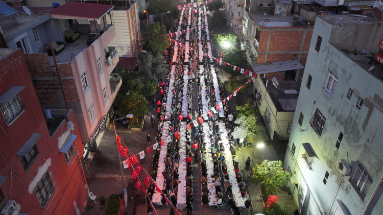 Tellidere mahallesinde binlerce Adanalı iftar sofrasında buluştu 4
