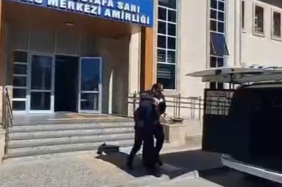 Adana’da trafikte dehşet! Aileli sürücünün önünü kesip camına vuran iki şüpheli tutuklandı