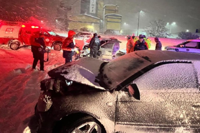 Bitlis’te kar kazaya neden oldu: İki otomobil kafa kafaya çarpıştı, 2’si çocuk 7 yaralı