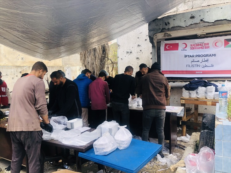 Suriye'de her gün 2 bin kişiye sıcak yemek dağıtılıyor