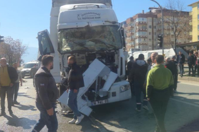 Bursa’da zincirleme kaza! Tır motosiklet ve kamyona çarptı: 5 yaralı
