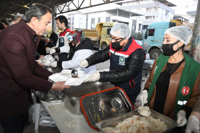Osmaniye Belediyesi mahalle iftarlarında binlerce vatandaşı aynı sofrada buluşturdu