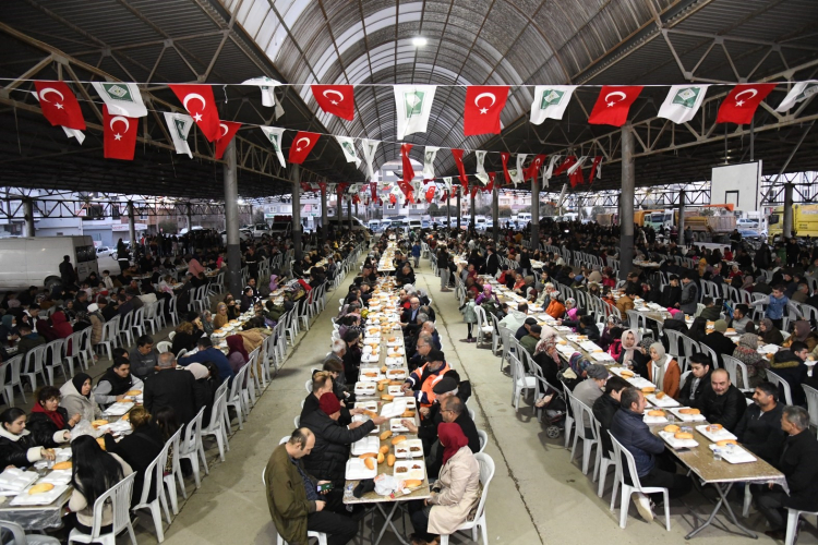Osmaniye Belediyesi mahalle iftarlarında binlerce vatandaşı aynı sofrada buluşturdu 2