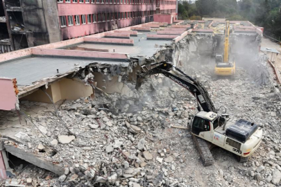 Yangında hasar gören eski Adana Devlet Hastanesi 3 yıl sonra yıkılıyor