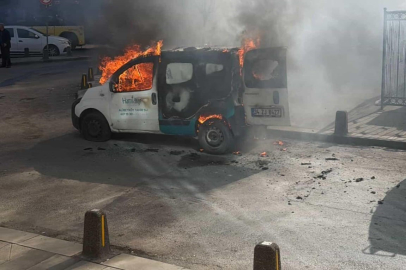 Gaziosmanpaşa’da park halindeki araç alevlere teslim oldu