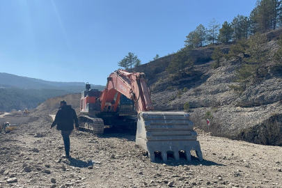 Kastamonu'da iş makinesinin 700 litre yakıtı ve elektronik parçalarını çaldılar