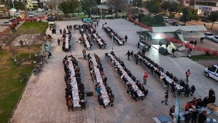 Ceyhan Belediyesi 15. iftar sofrasında binlerce vatandaşı buluşturdu
