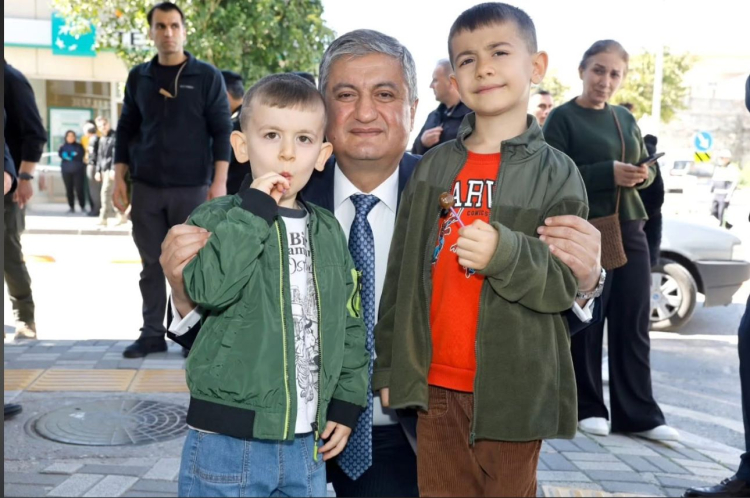 Adana Valisi Mustafa Yavuz, Ceyhan ilçesinde kaymakamlık, çarşı esnafı ve güvenlik birimlerini ziyaret etti. Vali Yavuz, hemşehrilerine teşekkür ederek, “Ceyhan’ın alın teriyle yoğrulmuş, samimiyet ve dayanışma kültürüyle şekillenmiş güçlü toplumsal dokusunu en güzel şekilde yansıtıyor. Ceyhan’ın huzurunu ve bereketini hep birlikte büyüteceğiz” dedi.