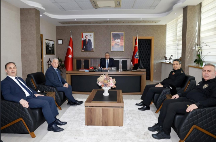 Adana Valisi Mustafa Yavuz, Ceyhan ilçesinde kaymakamlık, çarşı esnafı ve güvenlik birimlerini ziyaret etti. Vali Yavuz, hemşehrilerine teşekkür ederek, “Ceyhan’ın alın teriyle yoğrulmuş, samimiyet ve dayanışma kültürüyle şekillenmiş güçlü toplumsal dokusunu en güzel şekilde yansıtıyor. Ceyhan’ın huzurunu ve bereketini hep birlikte büyüteceğiz” dedi.