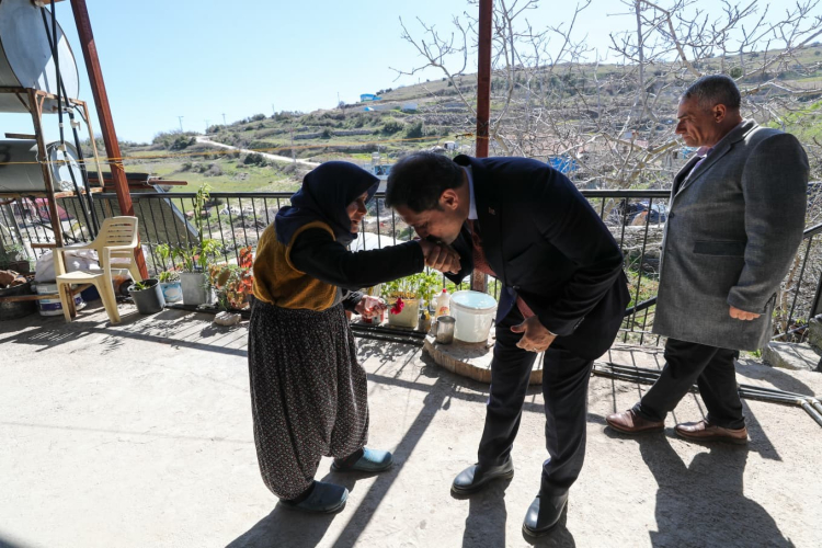 Hatay Valisi Mustafa Masatlı’dan 80 yaşındaki Nazmiye anneye vefa ziyareti 2