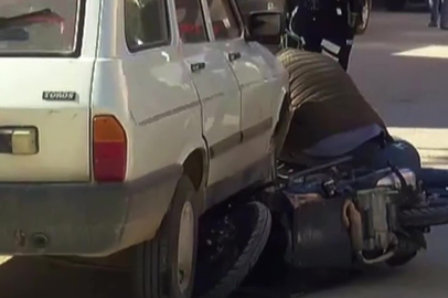 Mersin Mut'ta korkutan kaza: Motosiklet otomobilin altında kaldı