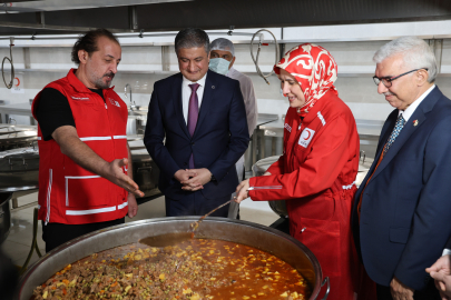 ADANA’DA KIZILAY’DAN GÜNLÜK 3 BİN KİŞİYE SICAK YEMEK