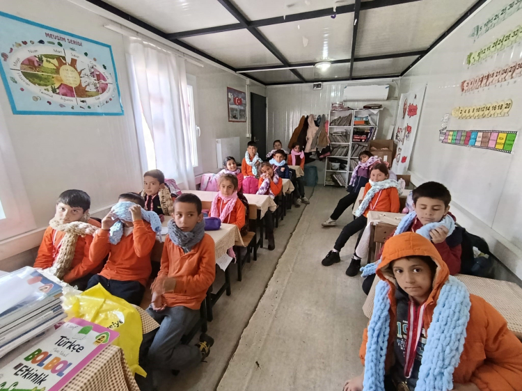 Adana Mareşal Çakmak İlkokulu öğrencilerinden depremzede kardeşlerine anlamlı hediye 2