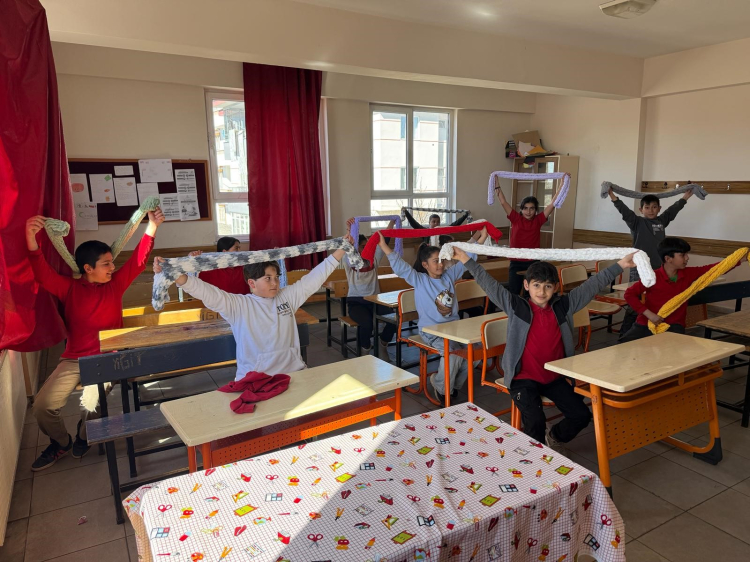 Adana Mareşal Çakmak İlkokulu öğrencilerinden depremzede kardeşlerine anlamlı hediye 4