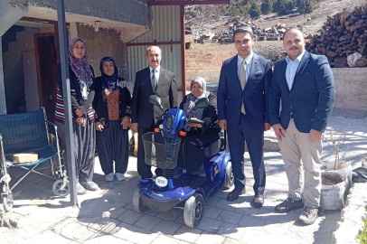 Adana Pozantı’da mahalleli birleşti, engelli kadına akülü tekerlekli sandalye aldı