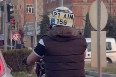 Diyarbakır’da ilginç görüntü: Plakasını kaskına bantladı