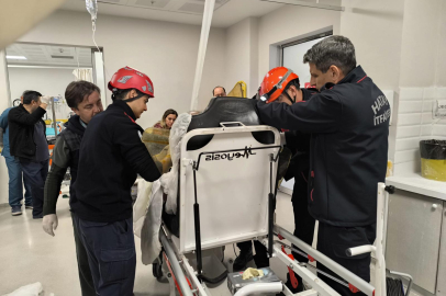 Göğsüne saplanan demir hastanede itfaiye ekibince kesilerek çıkarıldı