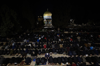 İsrail, Mescid-i Aksa'ya girişleri engelleyerek İbadet eden Filistinlilere saldırdı