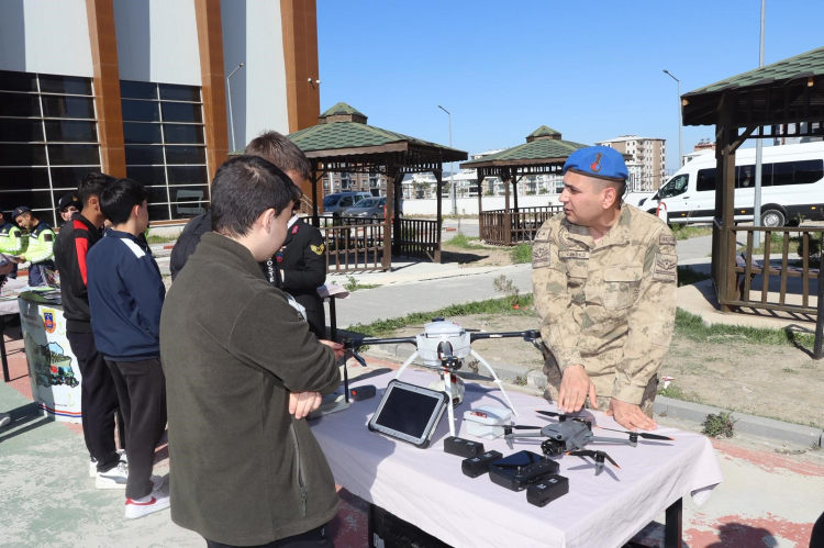 Osmaniye’de lise öğrencilerine Jandarma ve Sahil Güvenlik Akademisi tanıtıldı 2